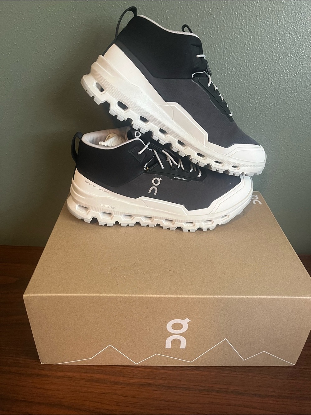 On Cloudhero Mid Waterproof 3.5 Youth/Women’s 5 Black White NIB